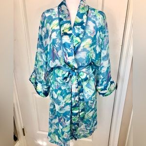 DELICATES light weight knee length robe in like new condition